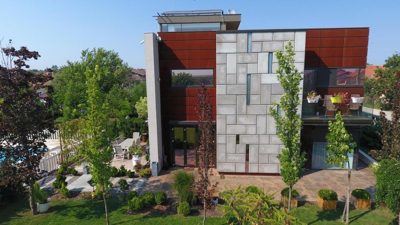 Kubiq Residence Temesgyarmat Kültér fotó